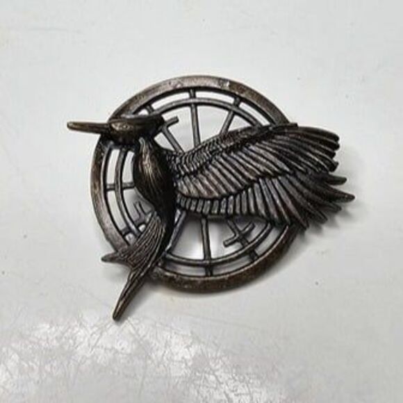 Lionsgate Entertainment 2013 Mocking Jay Pendant (no chain) and Brooch Pin Set - Picture 4 of 5